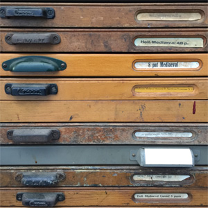 Organizing; detail van een letter-ladenkast van een drukkerij