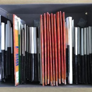 Foto's ordenen: Geordende pakjes met foto's in een doos